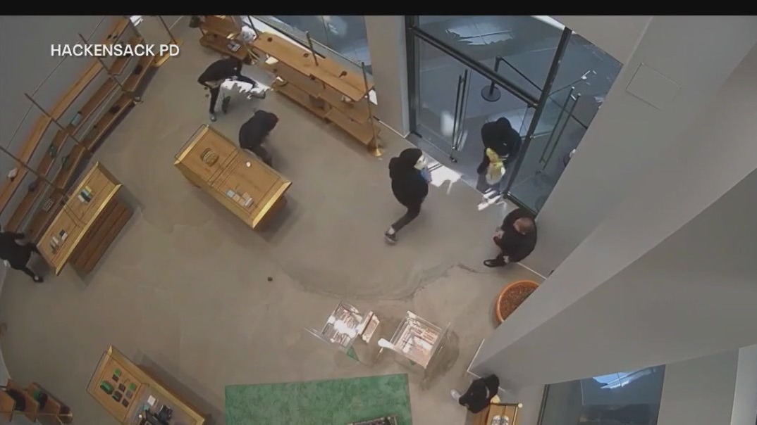 Five masked men rob a luxury boutique