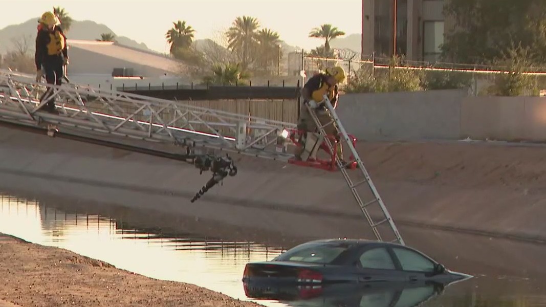 Car goes into Phoenix canal