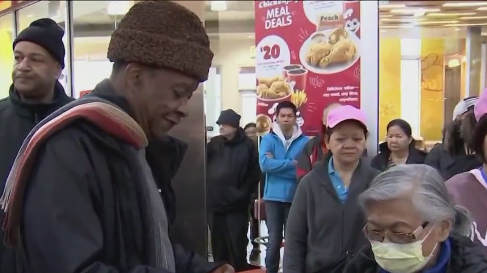 Willie Wilson gives away free groceries at multiple locations across Chicago