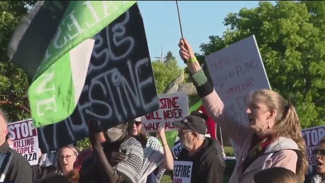 Protesters call on Bay Area congressman to stop funding war in Gaza