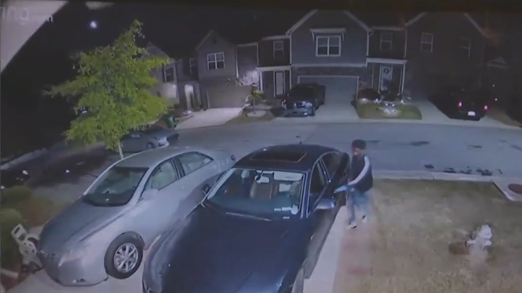Homeowner confronts armed car thieves