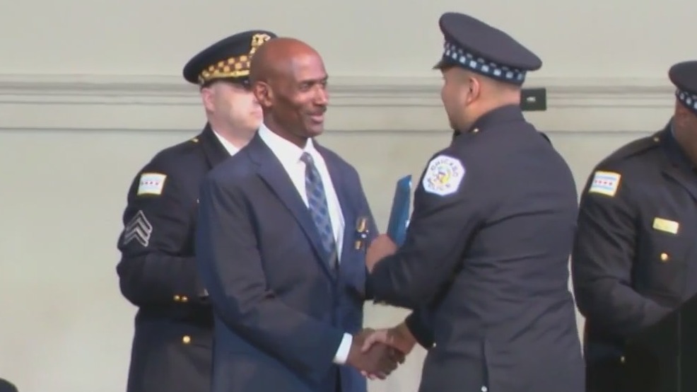 New recruits join Chicago police force as summer heats up
