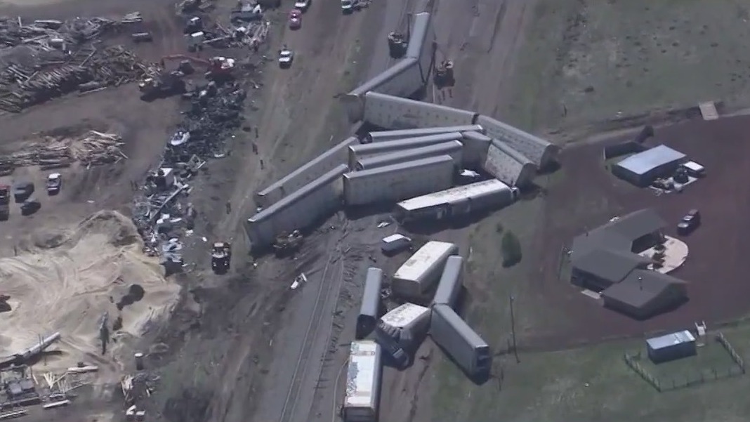 Freight train derails west of Flagstaff