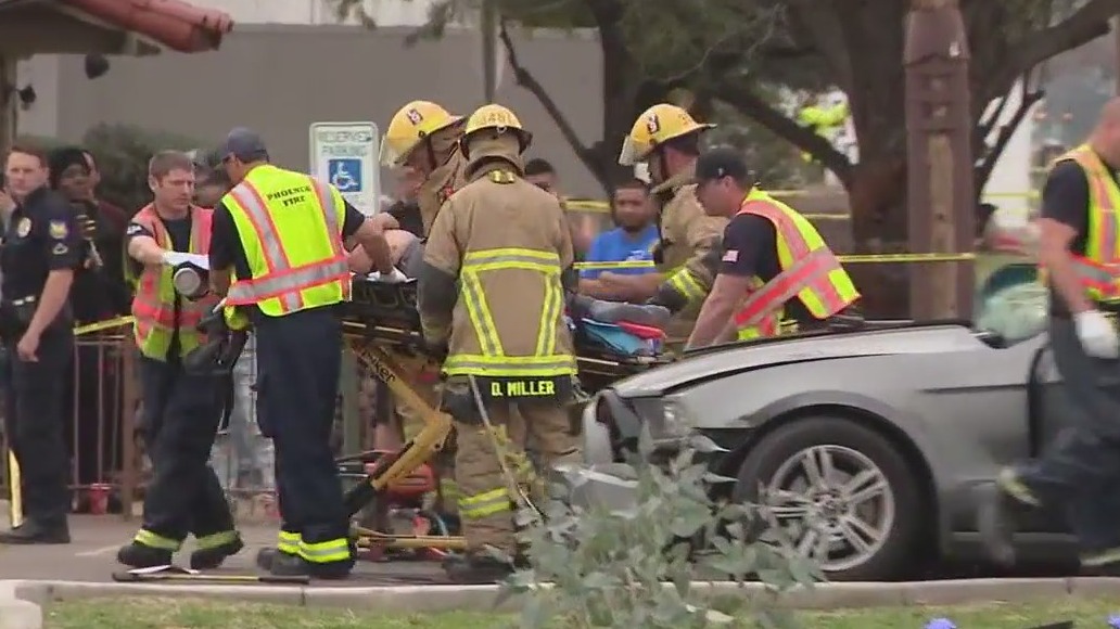 1 killed after car slams into Phoenix power pole