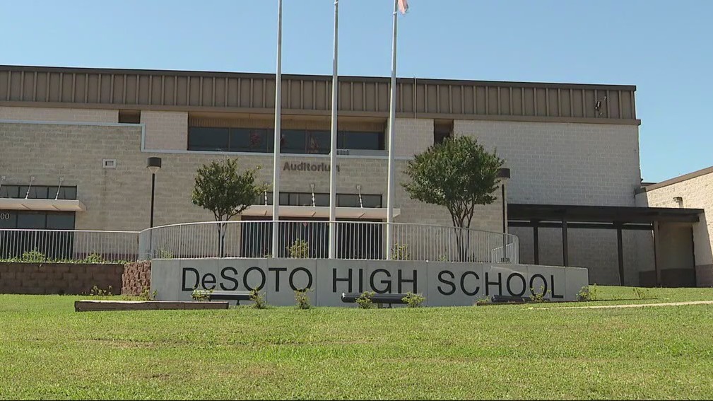 DeSoto High student let teen with gun into school