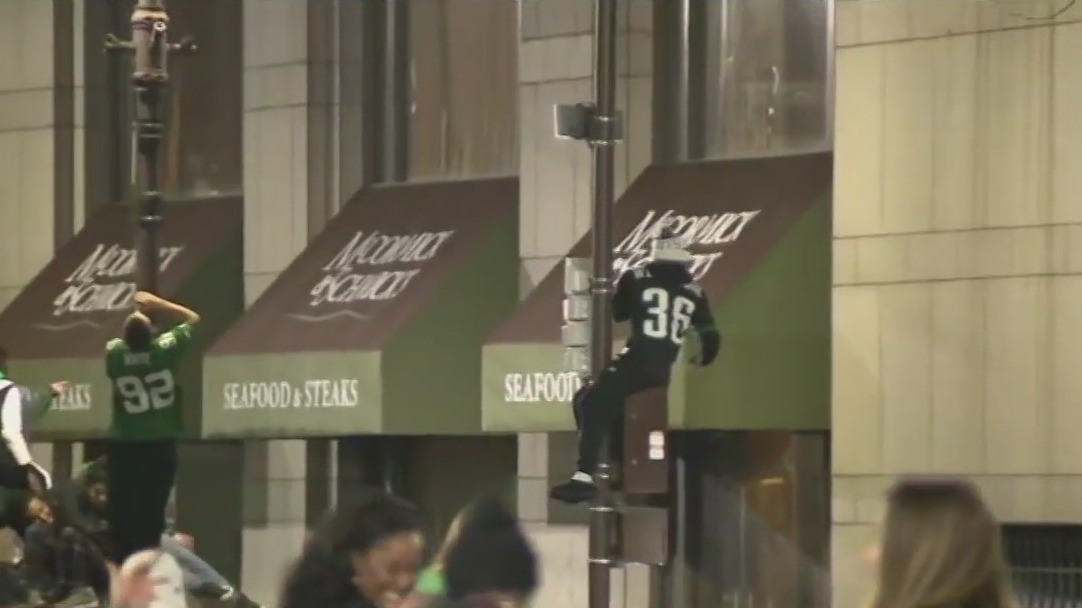 Don't do it! Valley Metro officials asking Eagles fans not to climb light rail stations