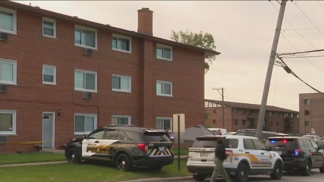 Police surround Bridgeview apartment complex