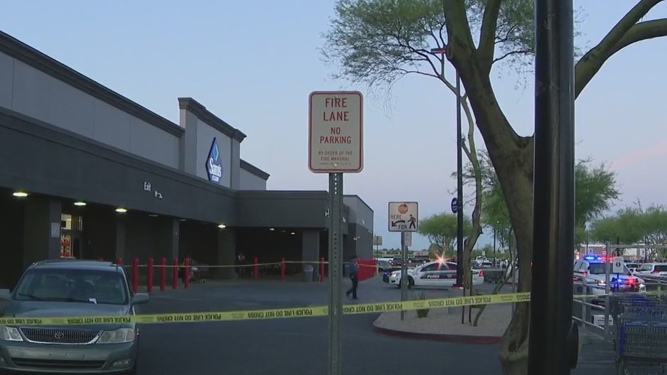 2 kids, woman hit by car in Phoenix parking lot