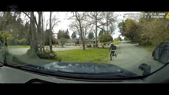 VIDEO: Seattle Police pursuit ends in Mercer Island, man and teen arrested