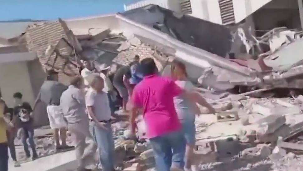 Mexican church roof collapses, killing parishioners