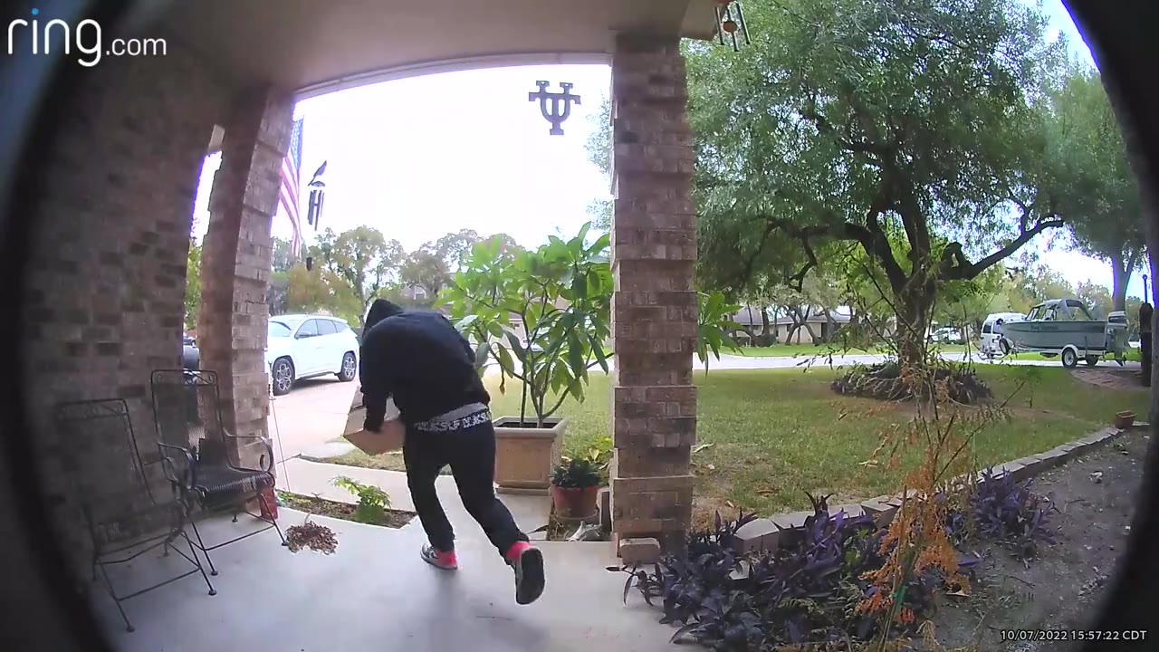 Round Rock police need help finding package thief
