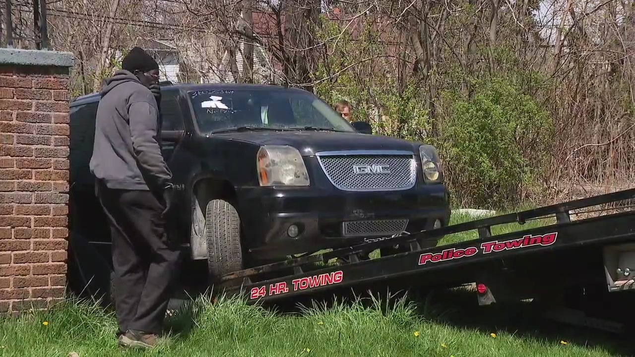 Detroit fights blight by towing vehicles