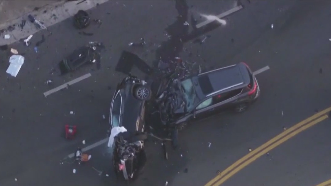 Violent multi-vehicle wreck kills 1 in Long Beach