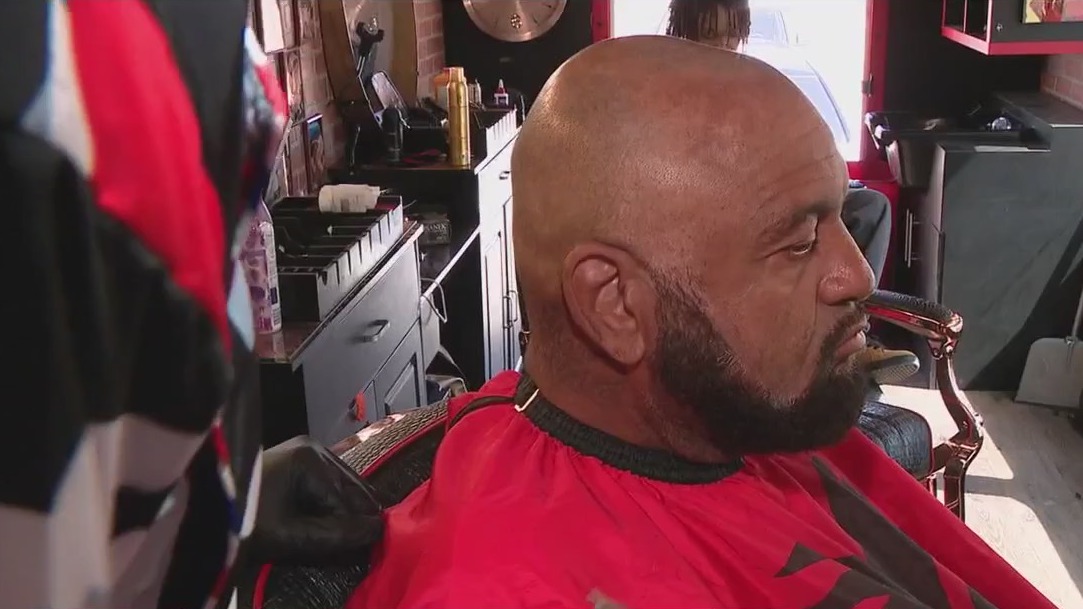 Phoenix area barber gives back | Community Cares