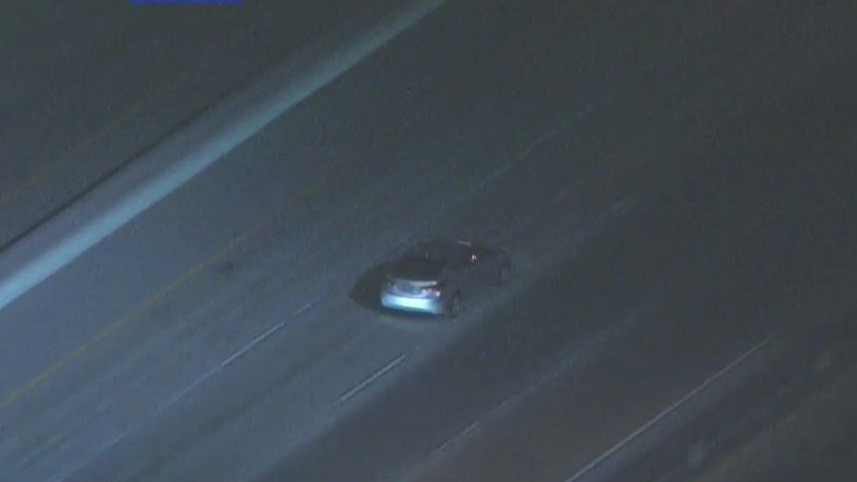 Police chase suspect weaves thru 60 Fwy with lights turned off