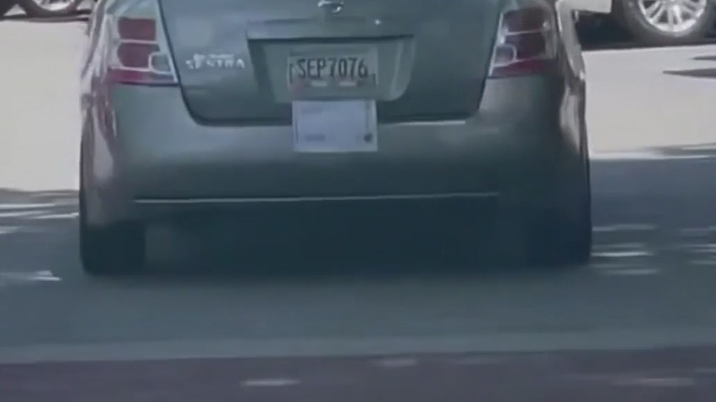 Shoplifters try to cover license plate with paper