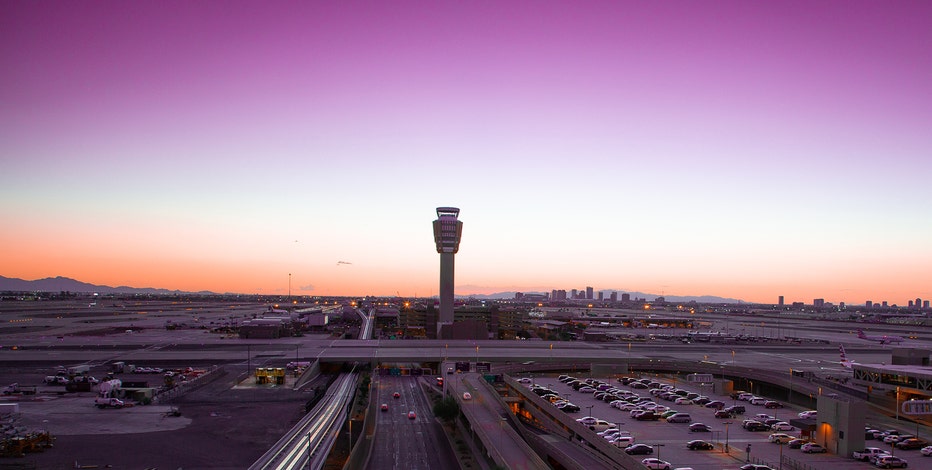 Travelers now required to wear face masks at Sky Harbor Airport