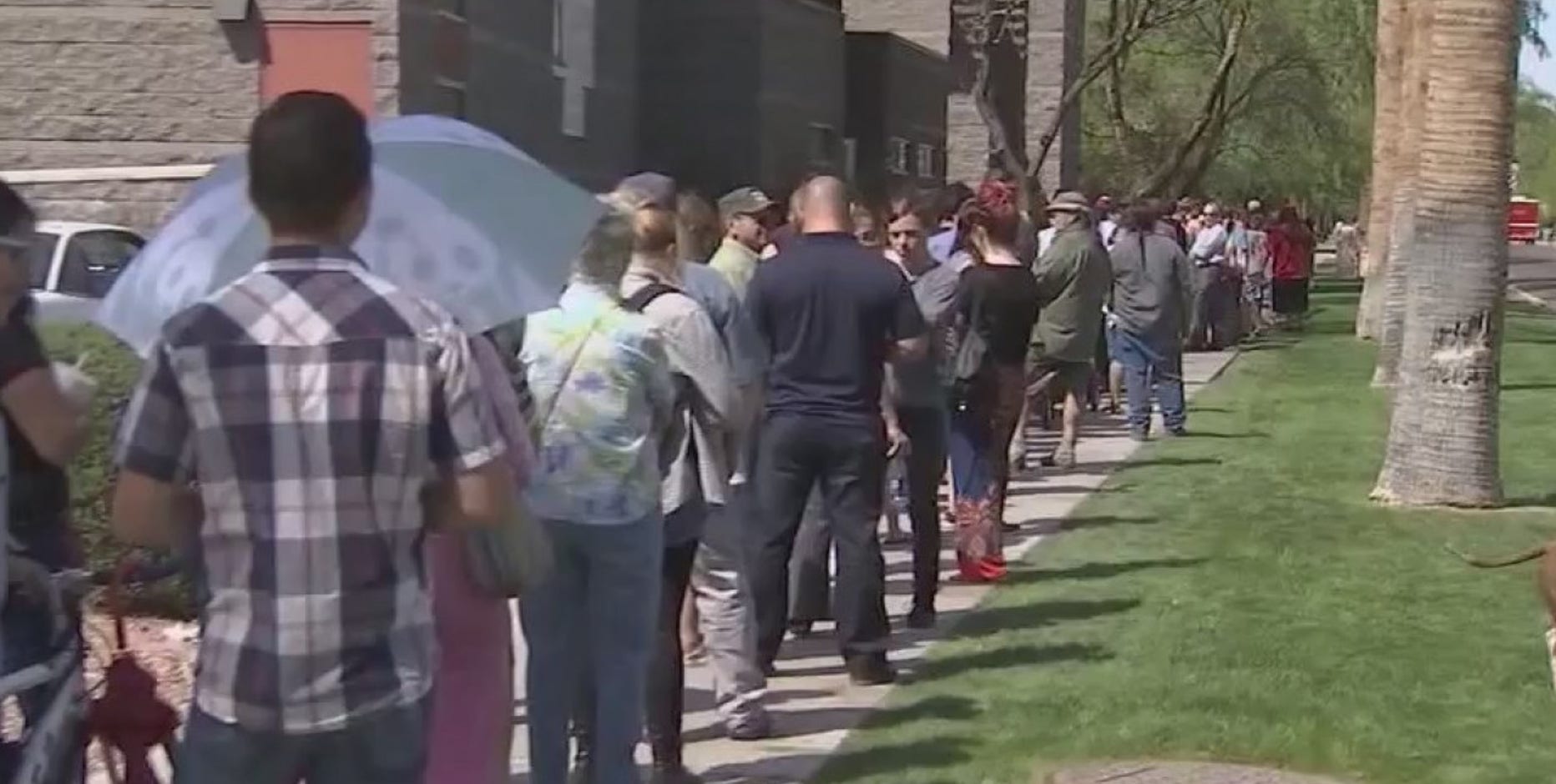 Waiting to vote on Election Day could lead to waiting in long lines