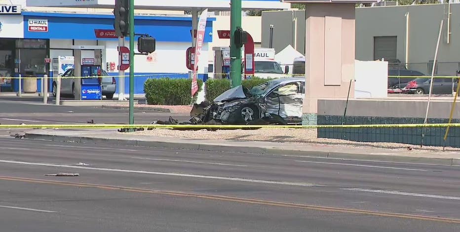 PD: Woman killed in 2-car crash at Phoenix intersection