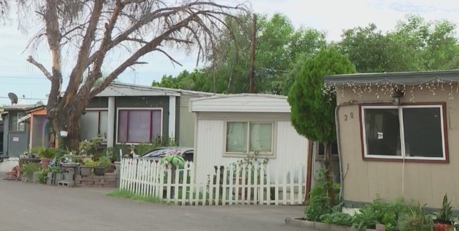 'Traumatized' residents of 3 Phoenix mobile home parks being forced out attend special council meeting
