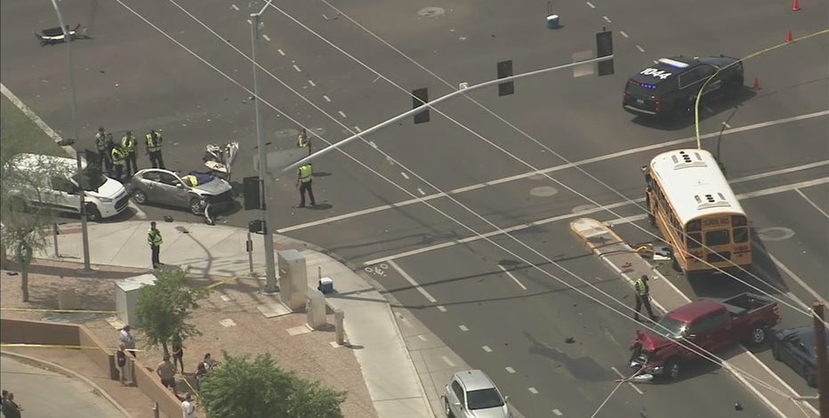 8-vehicle crash in Mesa leaves at least 1 person dead