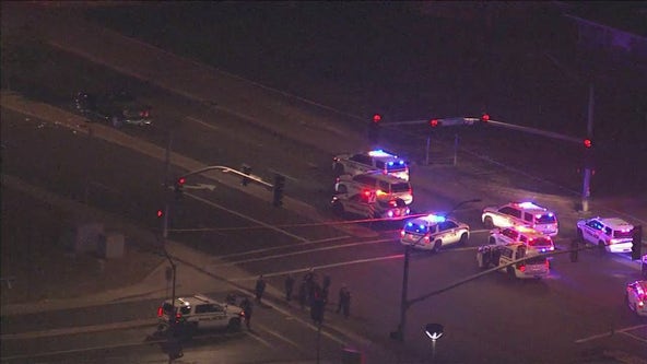 Man shoots woman, then turns gun on himself as police try to arrest him, Glendale PD says