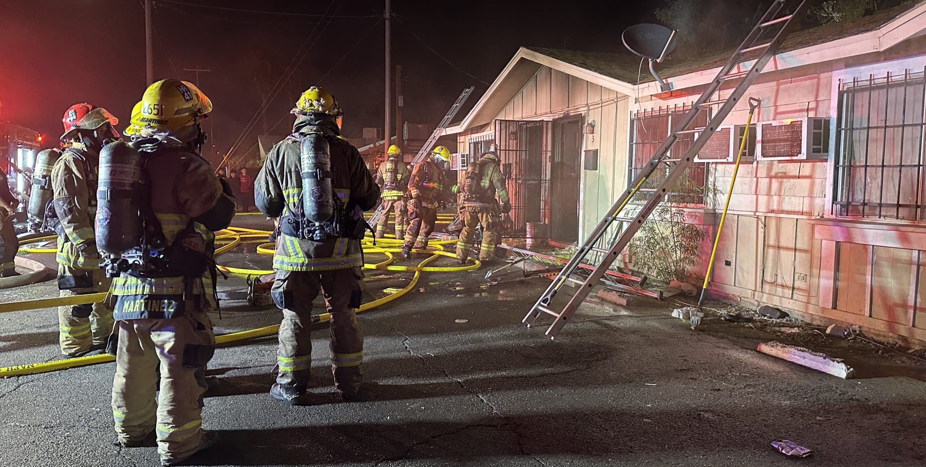 Firefighters contain Phoenix apartment fire to 1 unit, 3 people displaced