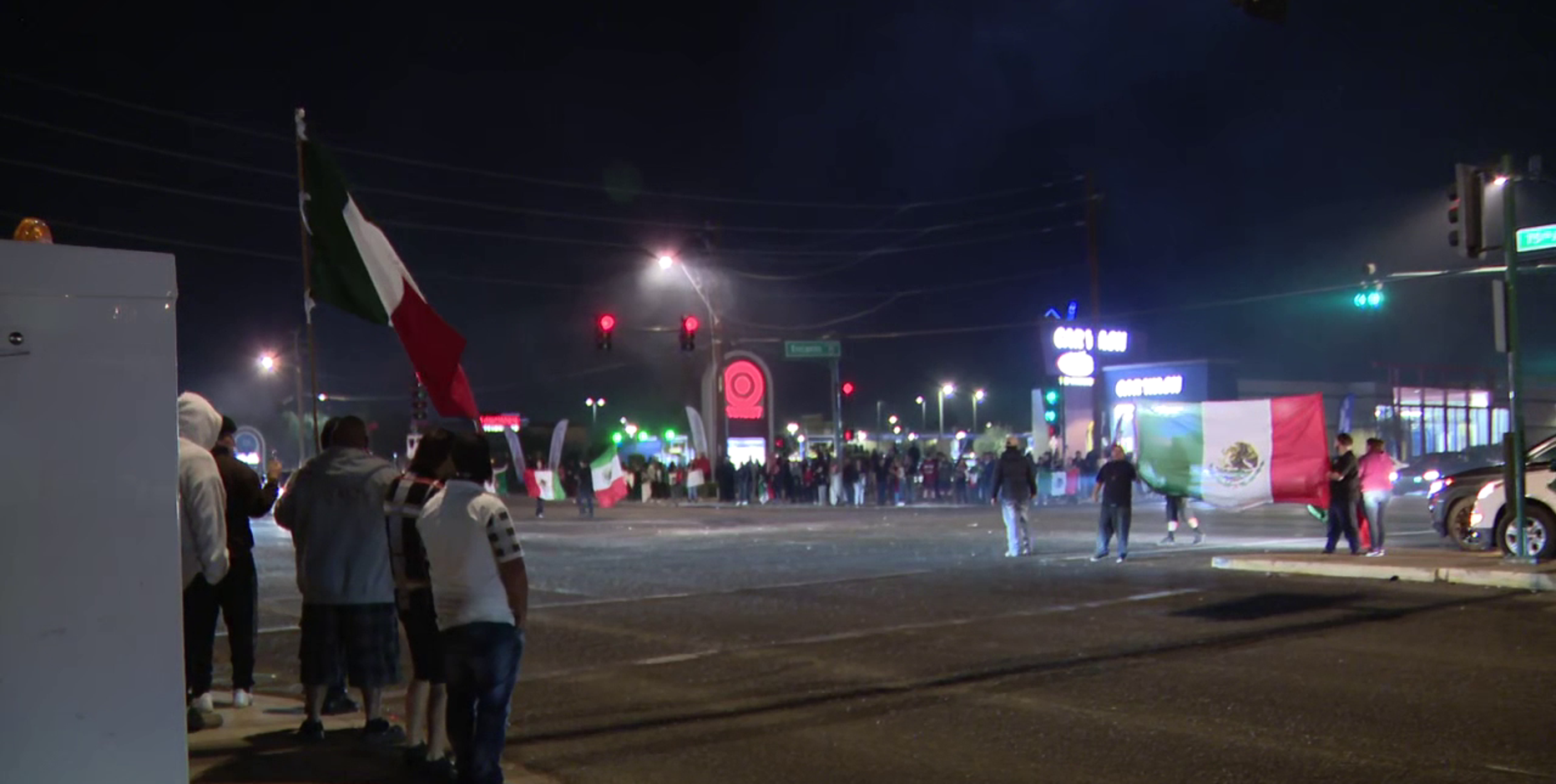 Immigration rally takes over Phoenix intersection