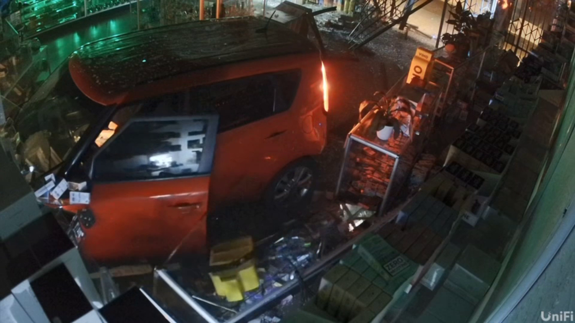 Burglars use stolen car to smash into Tempe shop, steal vapes: police