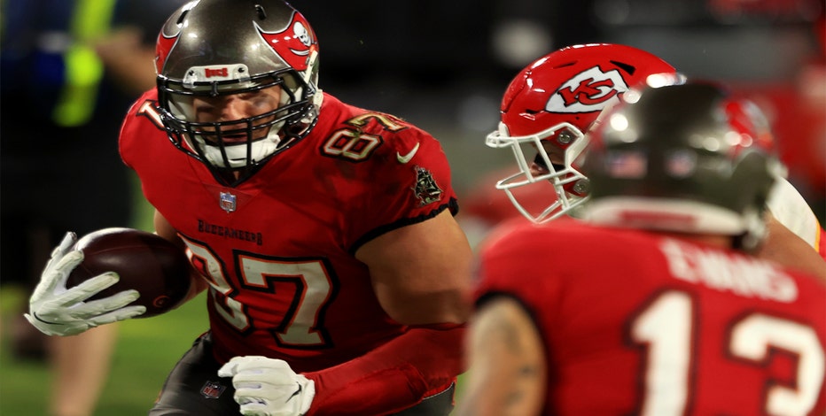 Mahomes, Hill have huge day, Chiefs hold off Buccaneers 27-24
