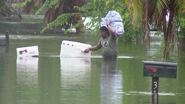 Neighbors band together to help others during Sarasota flood