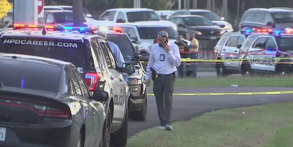 Witnesses react to death of HPD sergeant as manhunt underway for suspects