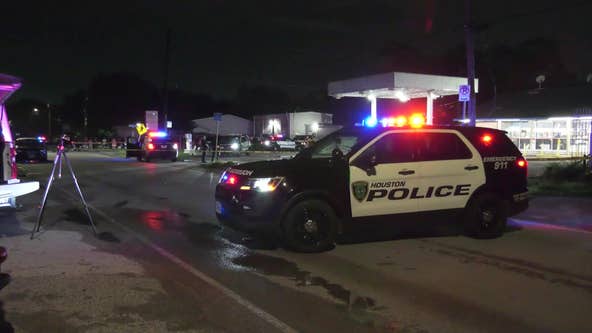 Man shot to death outside north Houston convenience store
