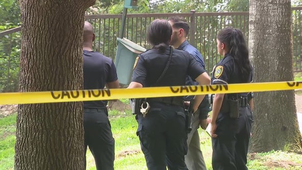 Two apparent drowning victims found in small lake, Houston police investigating