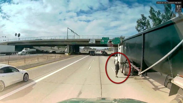 Crazy video shows man darting in between traffic on Arizona freeway as he fled from police