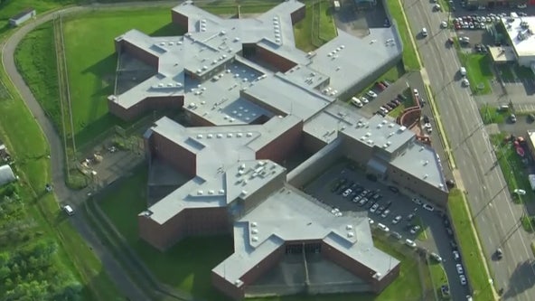 Manhunt underway for escaped Philadelphia prisoner: sources