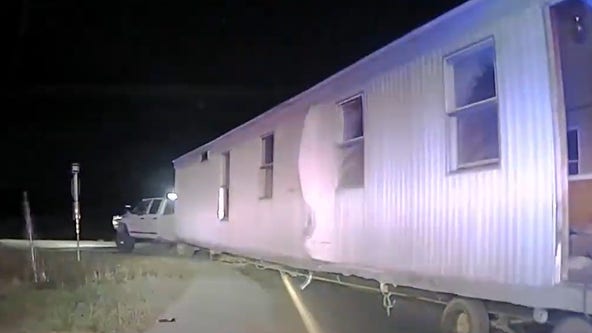 Watch: Missouri police chase pickup towing 70-foot mobile home on Thanksgiving