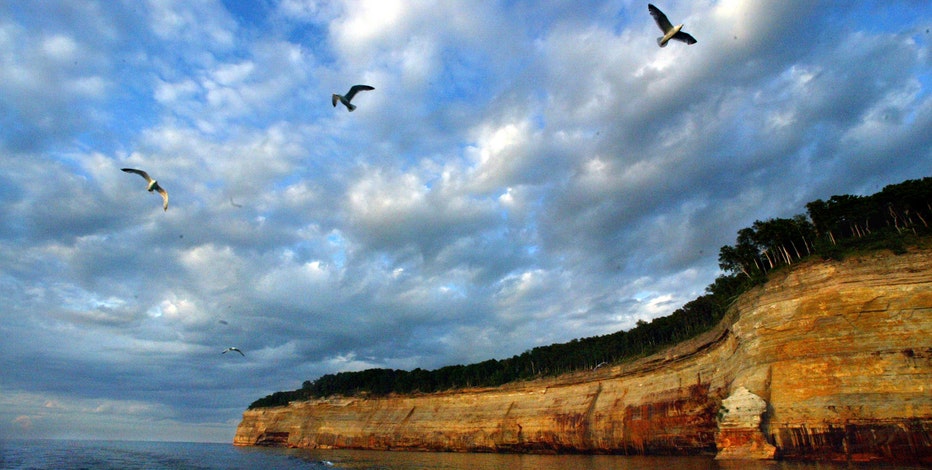Detroit-area man dies in fall at Pictured Rocks park, stepped over barrier