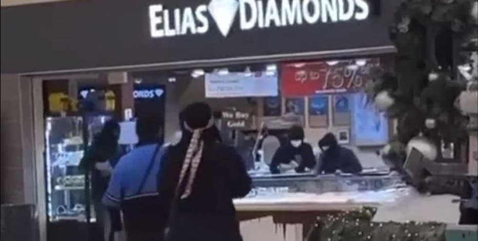 Suspect with hammer smashes display cases at Oakland Mall while others fill backpacks with jewelry