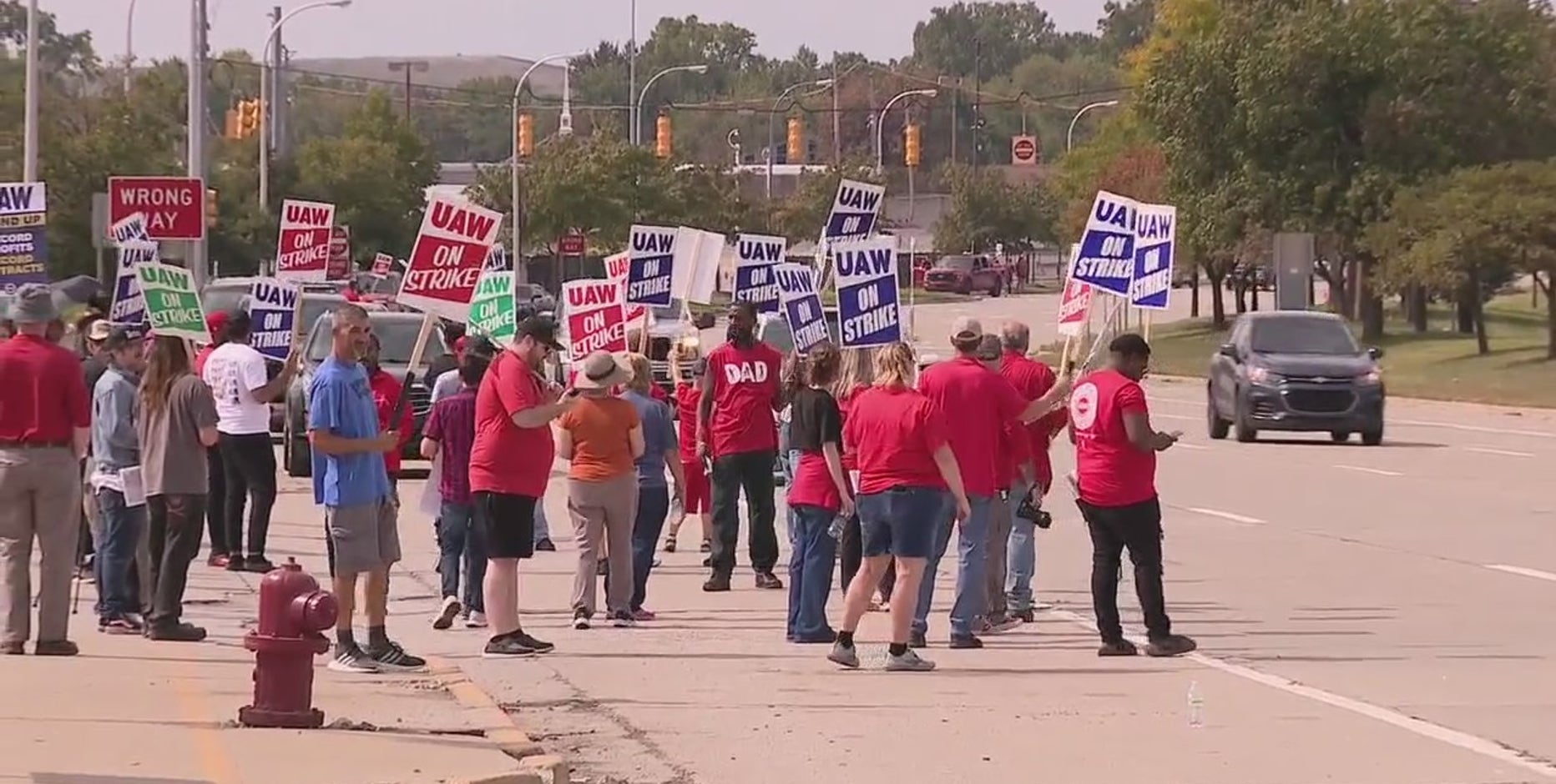 UAW strike: Union president to provide update Friday as more Big 3 autoworkers expected to join picket line