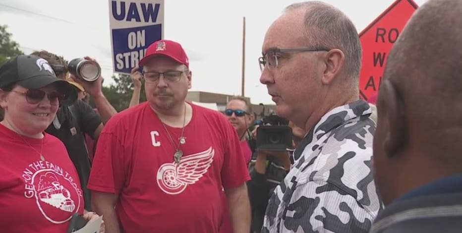 UAW's Fain visits GM Delta Township picket line: 'We're not here to grab headlines'