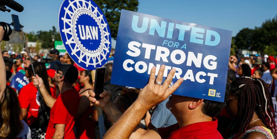 UAW strike looms as union, Big 3 automakers continue contract talks