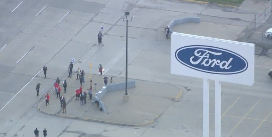 'Extremely disappointed': Big 3 automakers respond as strike begins at Ford, GM, Stellantis plants