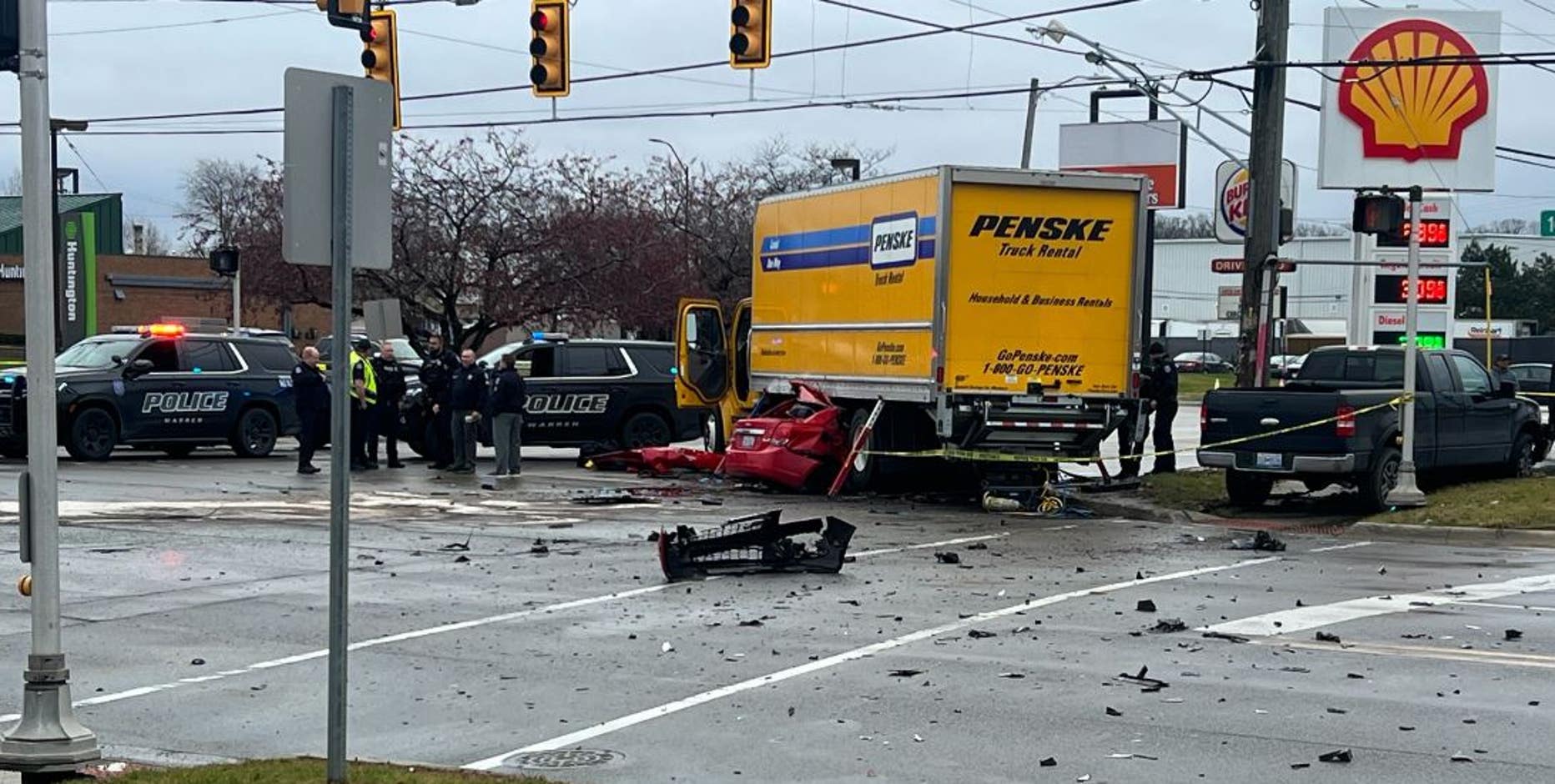 Driver dead after crashing into box truck while fleeing Warren police