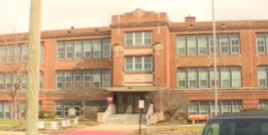 Group protests to save Roosevelt Elementary building