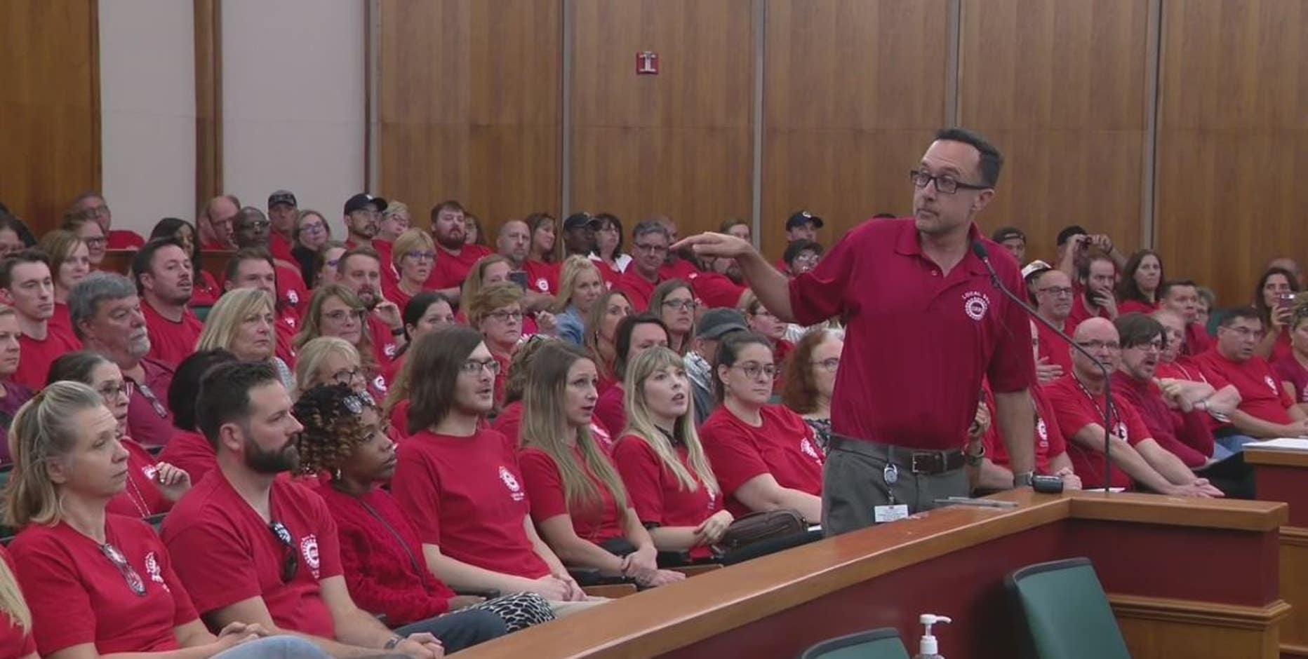 Oakland County government workers, UAW call out commission over contract demands