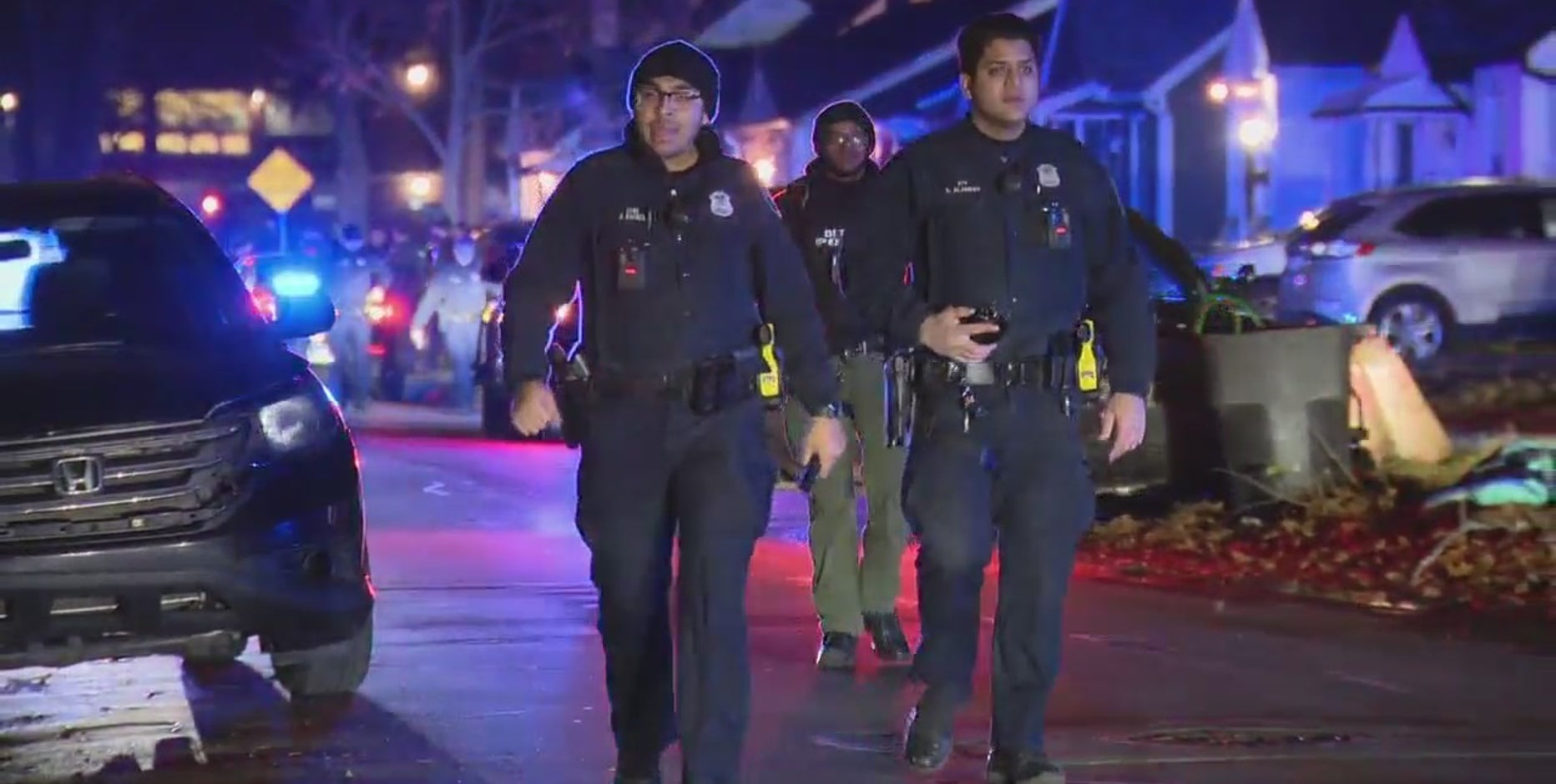 Detroit police officer hospitalized after being dragged; passenger turns self in