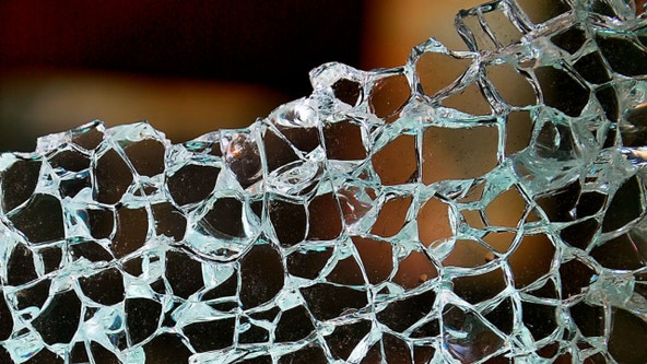Smash-and-grab thieves hit 2 restaurants on Chicago's North Side