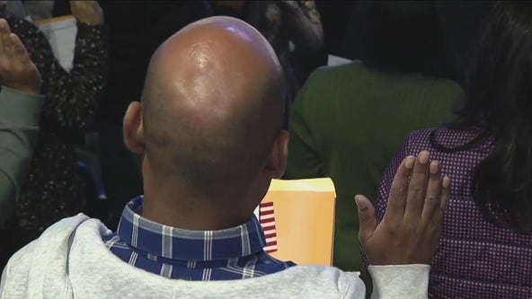 Immigrants sworn-in as US citizens in massive ceremony in Chicago