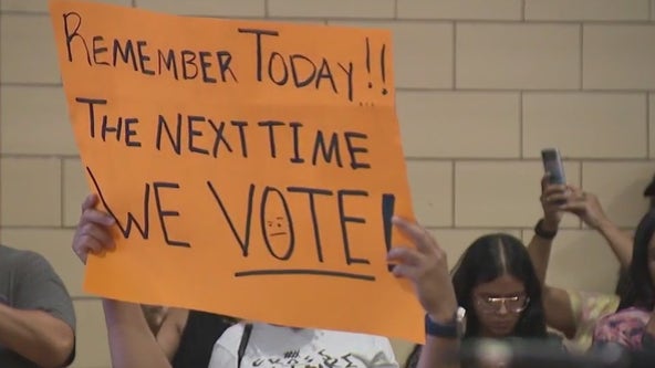 'How dare you?': Chicago residents call out Johnson over proposed migrant housing at fieldhouse
